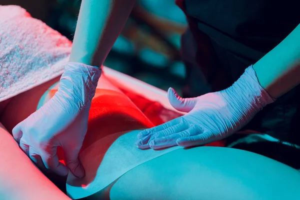 온천 센터에서 여자들의 다리를 씻고 있는 치료사의 중간 부분. — 스톡 사진