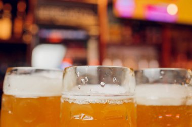 Barda ya da bar masasında soğuk bira bardağı.