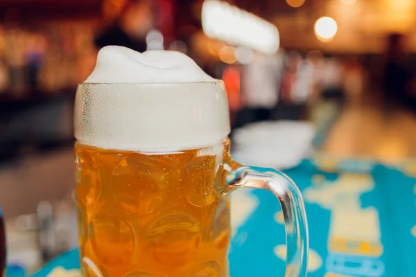 Verre à bière froid sur le bar ou le bureau du pub. — Photo