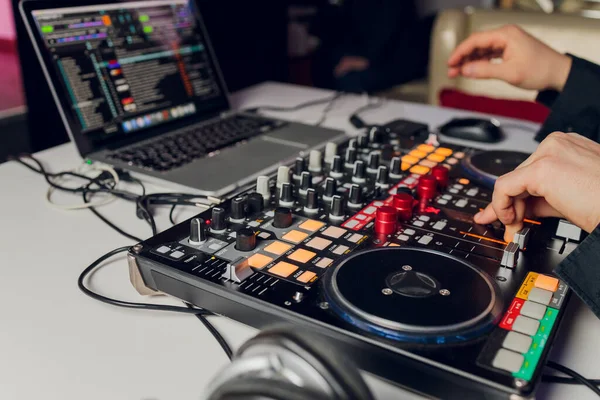 DJs entregam o laptop e o console de mistura controlando as configurações de som. — Fotografia de Stock