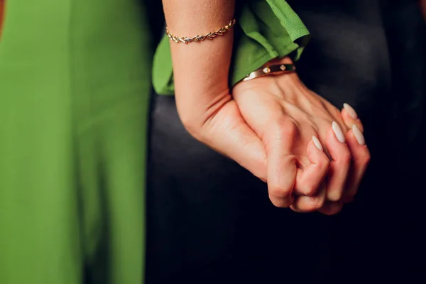 Mezirasové lesbičky ženy se drží za ruce a objímají se mají různé kožní podmínky, které stojí proti zelenému pozadí. Celá pleť je krásná. — Stock fotografie