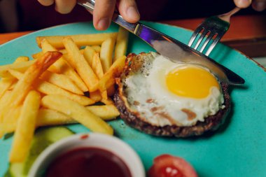 Izgara biftek, patates kızartması, kızarmış yumurta ve sebze..