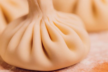 Ahşap tepside baharatlı Gürcü Khinkali. makro..