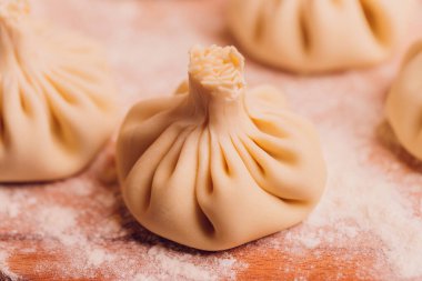 Ahşap tepside baharatlı Gürcü Khinkali. makro..