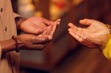 Ulusal düğün. Gelin ve damat. Evlilik töreni sırasında Müslüman bir çift. Müslüman evliliği.