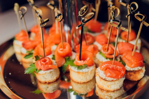 Canape, appetizers, on the table, buffet menu, European cuisine, shrimp, mini burger on a wooden background. — Stock Photo, Image
