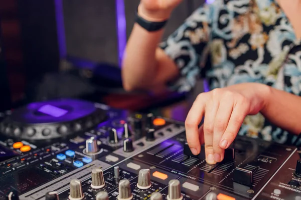 Los DJs entregan el portátil y la consola de mezcla que controla la configuración de sonido. — Foto de Stock