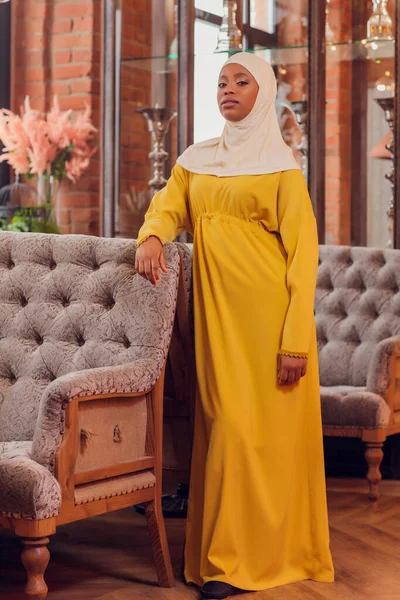 Mooi moslim meisje in hijab glimlachen, wachten op haar eten in een restaurant. — Stockfoto