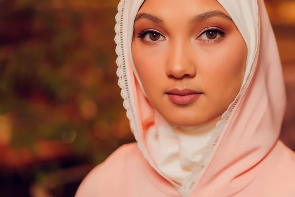 Hermosa joven con un hijab rosa. — Foto de Stock