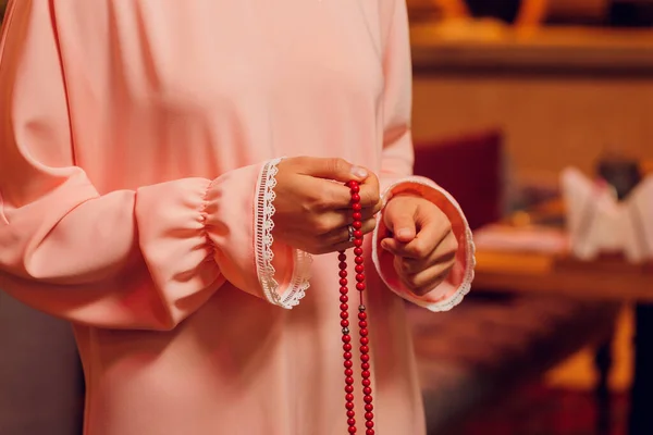 Mulher concentrada rezando usando contas rosário. Namaste. Fechar as mãos. — Fotografia de Stock