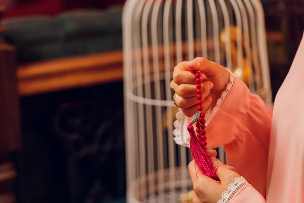 Mulher concentrada rezando usando contas rosário. Namaste. Fechar as mãos. — Fotografia de Stock