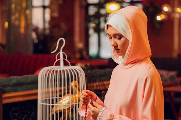 Mooie jonge vrouw met een roze hijab. — Stockfoto