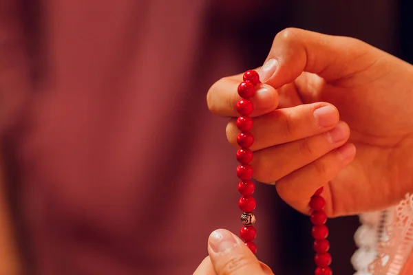 Mulher concentrada rezando usando contas rosário. Namaste. Fechar as mãos. — Fotografia de Stock