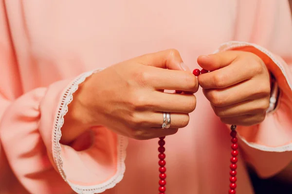 Mulher concentrada rezando usando contas rosário. Namaste. Fechar as mãos. — Fotografia de Stock