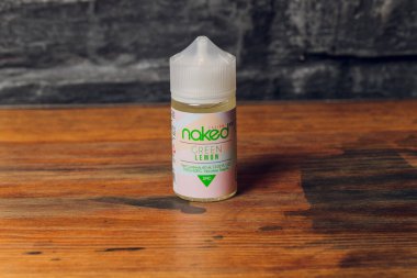 Ufa, Rusya, 5 Temmuz 2020: E-likit e-meyve suyu Elektronik sigara buharlaştırma cihazı için yüksek buhar, şişe içinde vape bar tezgahında duman buharı. Çıplak marka.