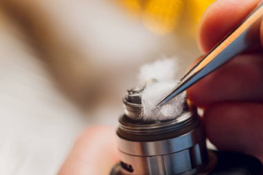 Uzman, bahardaki dumanın yerini aldı. Profesyonel olarak dükkanda elektronik sigaranın korunması. Bozuk buhar cihazını tamir et ve nikotin sigarasını bırak..