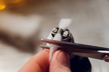 Uzman, bahardaki dumanın yerini aldı. Profesyonel olarak dükkanda elektronik sigaranın korunması. Bozuk buhar cihazını tamir et ve nikotin sigarasını bırak..