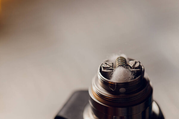 Специалист заменяет весну для курения vape.Professional поддержание электронной сигареты в shop.Fix сломанный vaping устройство и бросить курить никотиновые сигареты.