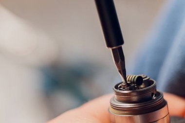 Uzman, bahardaki dumanın yerini aldı. Profesyonel olarak dükkanda elektronik sigaranın korunması. Bozuk buhar cihazını tamir et ve nikotin sigarasını bırak..