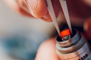 Uzman, bahardaki dumanın yerini aldı. Profesyonel olarak dükkanda elektronik sigaranın korunması. Bozuk buhar cihazını tamir et ve nikotin sigarasını bırak..