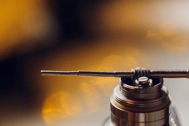 Uzman, bahardaki dumanın yerini aldı. Profesyonel olarak dükkanda elektronik sigaranın korunması. Bozuk buhar cihazını tamir et ve nikotin sigarasını bırak..
