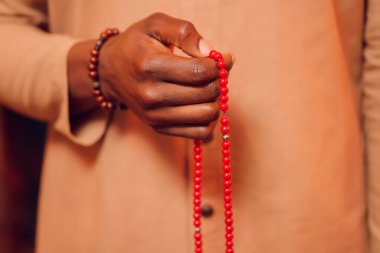 Elinizde tespih, tespih ya da hasırın üstünde tasbih tutarak Tanrı 'ya dua edin. Ramadhan Kareem.