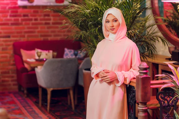Mooie jonge vrouw met een roze hijab. — Stockfoto