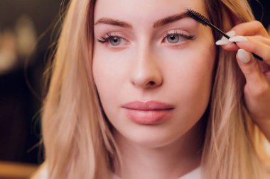 Doğal kına boyasıyla boyama tedavisiyle.