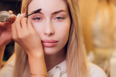 Doğal kına boyasıyla boyama tedavisiyle.