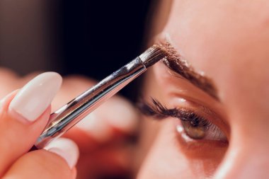 Doğal kına boyasıyla boyama tedavisiyle.