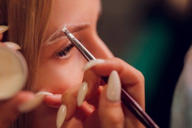 Doğal kına boyasıyla boyama tedavisiyle.