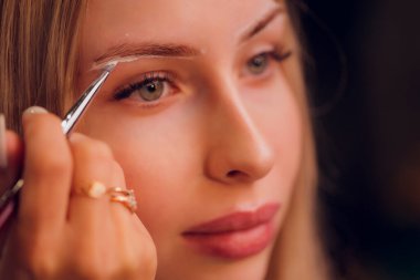 Doğal kına boyasıyla boyama tedavisiyle.