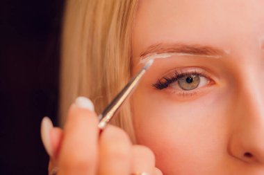 Doğal kına boyasıyla boyama tedavisiyle.