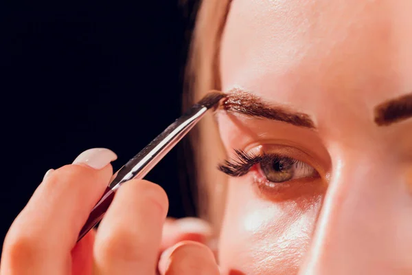 Augenbrauen mit natürlichem Henna-Farbstoff färben. — Stockfoto