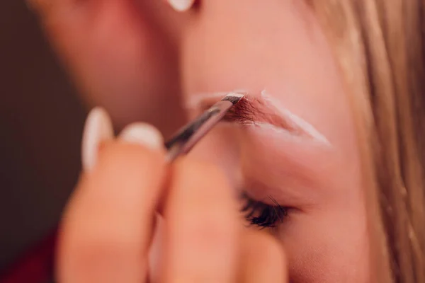Augenbrauen mit natürlichem Henna-Farbstoff färben. — Stockfoto