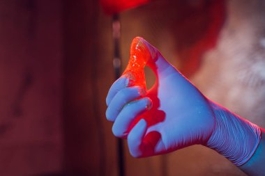 Cilt epilasyonu için sıvı şeker yakın plan lastik eldivenler.