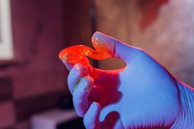 Cilt epilasyonu için sıvı şeker yakın plan lastik eldivenler.