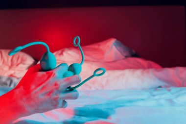 Yatakta anal topları tutan kadın..