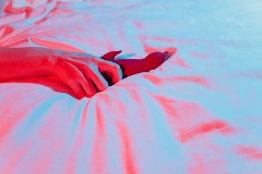 Yatak odasında elinde vibratör tutan bir kadın..