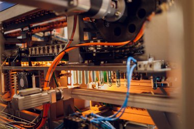 Plastik endüstrisi: Endüstriyel üretim fabrikasındaki üretim hattındaki şişeler için küçük kahverengi plastik bankalar.