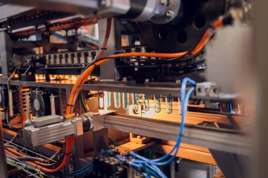 Plastik endüstrisi: Endüstriyel üretim fabrikasındaki üretim hattındaki şişeler için küçük kahverengi plastik bankalar.