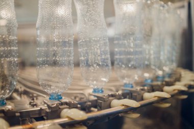 Teknik Sıvı Üretimi. Plastik Şişeleri Hazırlamak için Sanayi Otomatik Mekanizması. Kimyasal Üretim Hattı. Plastik Şişe Sırası Konvertör Kapanışı boyunca ilerler.