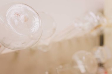 Süt fabrikası, süt tankeri ürünleri çelik depolama tanklarına pompalıyor.