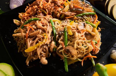 Kızarmış tavuk ve sebze fileto ile Udon.