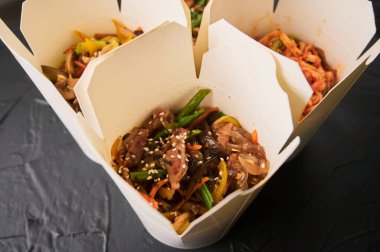 Dört kutu Çin yemeği ve yemek çubuğu..