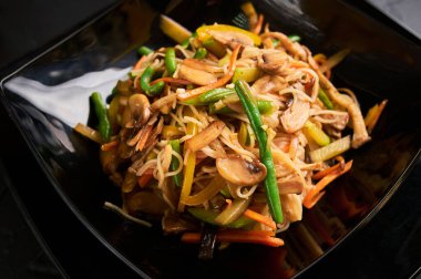 Kızarmış tavuk ve sebze fileto ile Udon.