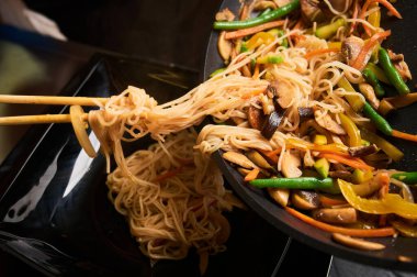 Kızarmış tavuk ve sebze fileto ile Udon.