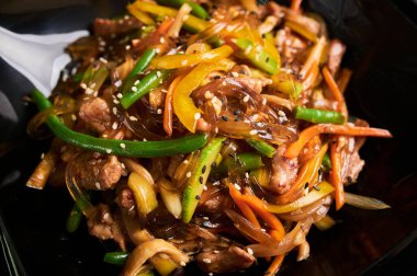 Kızarmış tavuk ve sebze fileto ile Udon.