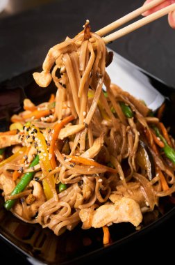 Kızarmış tavuk ve sebze fileto ile Udon.