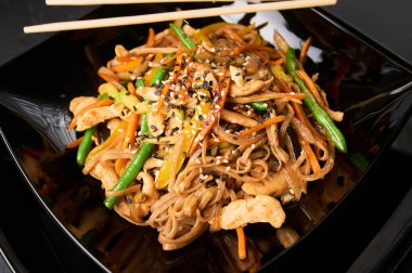 Kızarmış tavuk ve sebze fileto ile Udon.